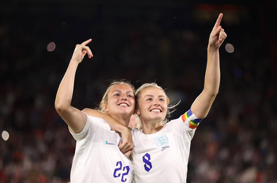 Lotte Wubben-Moy Leah Williamson celebrate victory